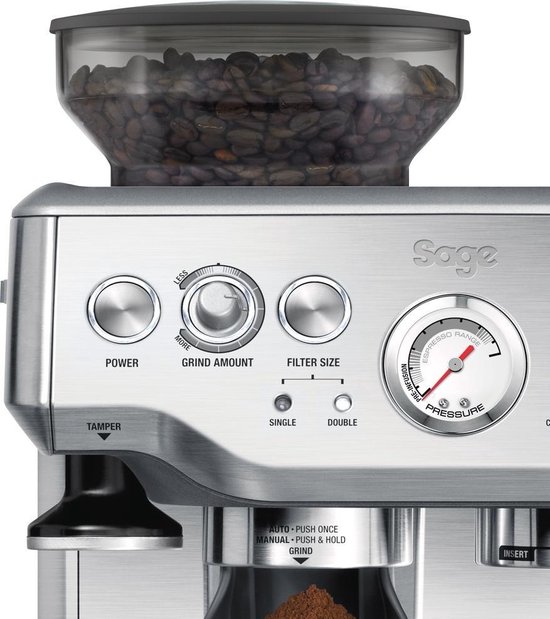 Sage the Barista Express in gebruik — ingebouwde molen en portafilter