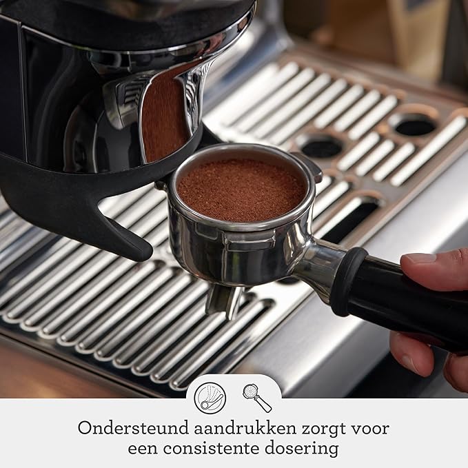 Sage Barista Express Impress detail — automatisch tampsysteem